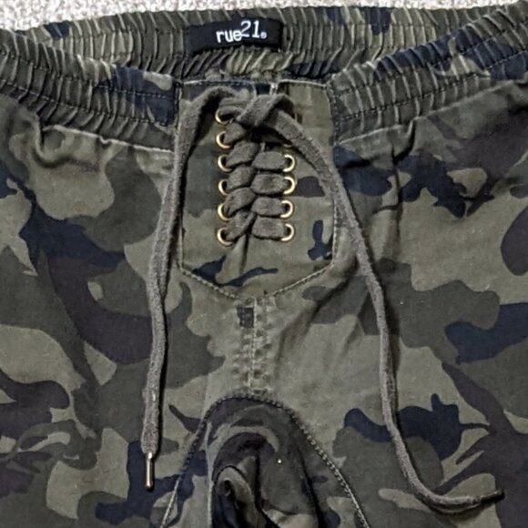 Women's RUE 21 Green Camo Pull On Leggings Pants w Laces; Size S - Picture 3 of 6